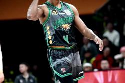 山东男篮发布备战花絮，国际比赛日再遭质疑，欧冠任务艰巨，更衣室氛围转暖的简单介绍-爱游戏官网